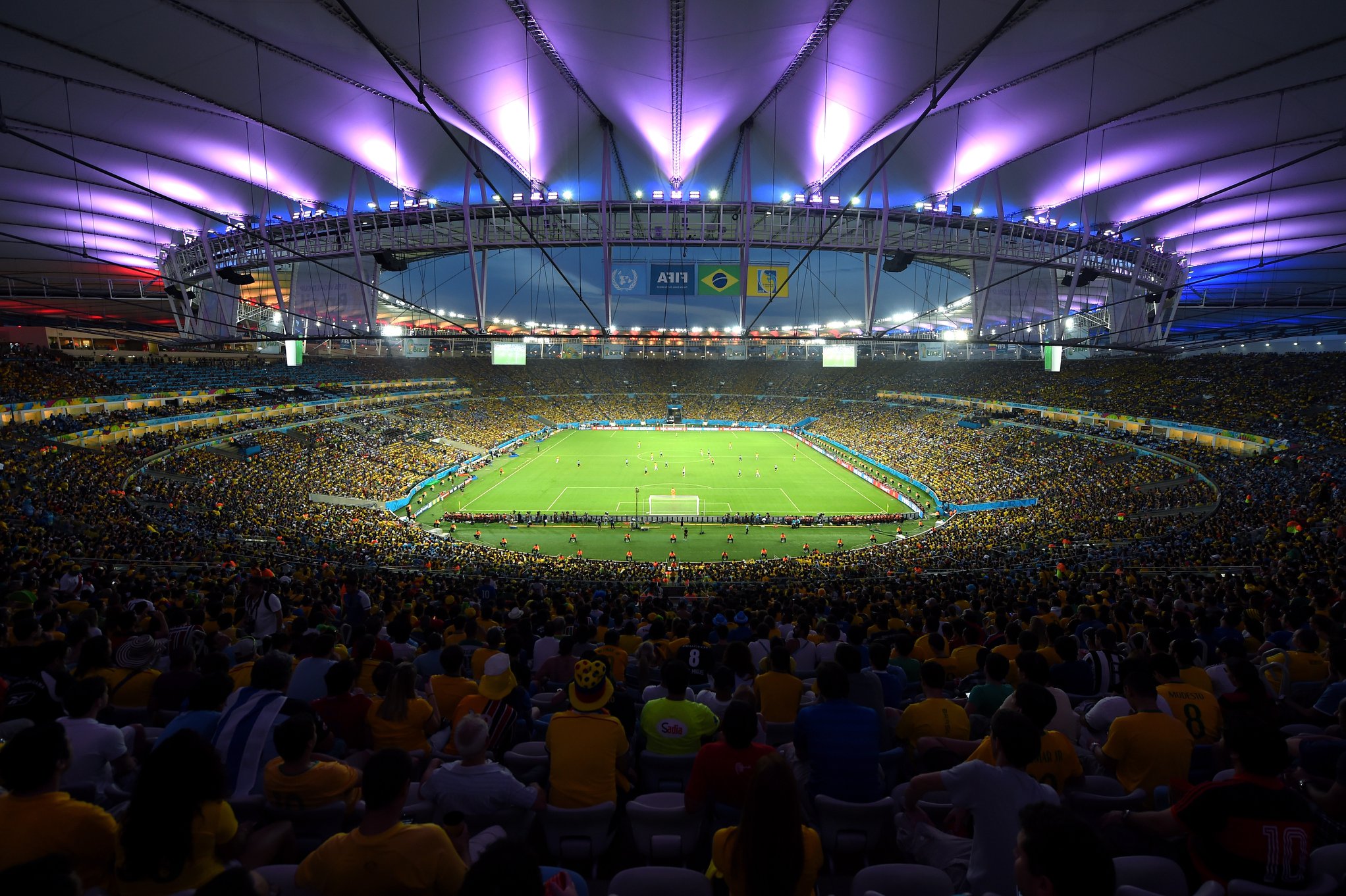 Maracanã iluminado em noite de final