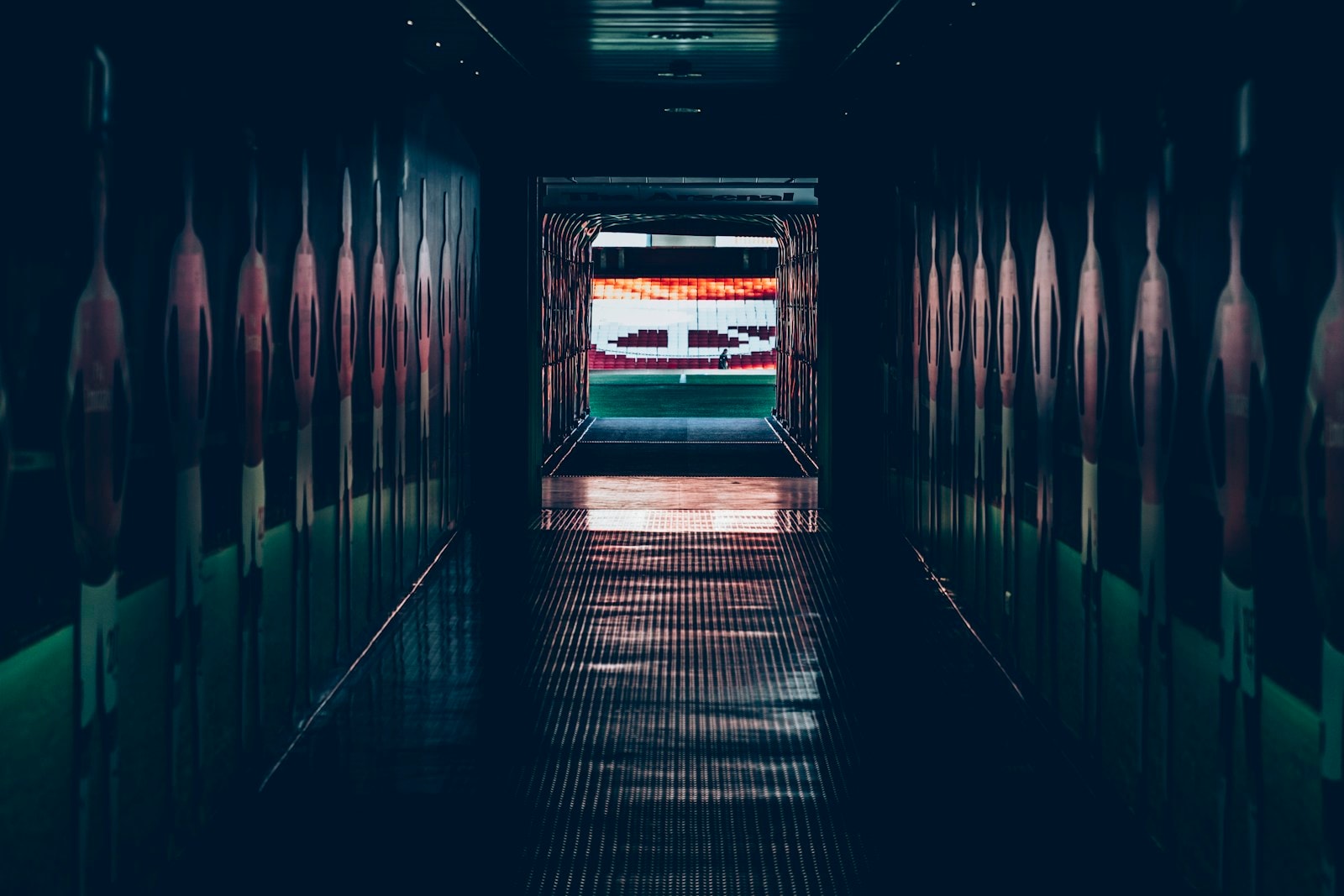 Túnel de acesso ao gramado do estádio visto por quem entra em campo