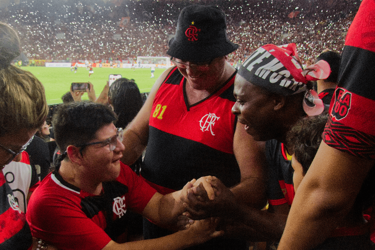 Torcedores do Flamengo com camisas rubro-negras comemorando na arquibancada do Maracanã