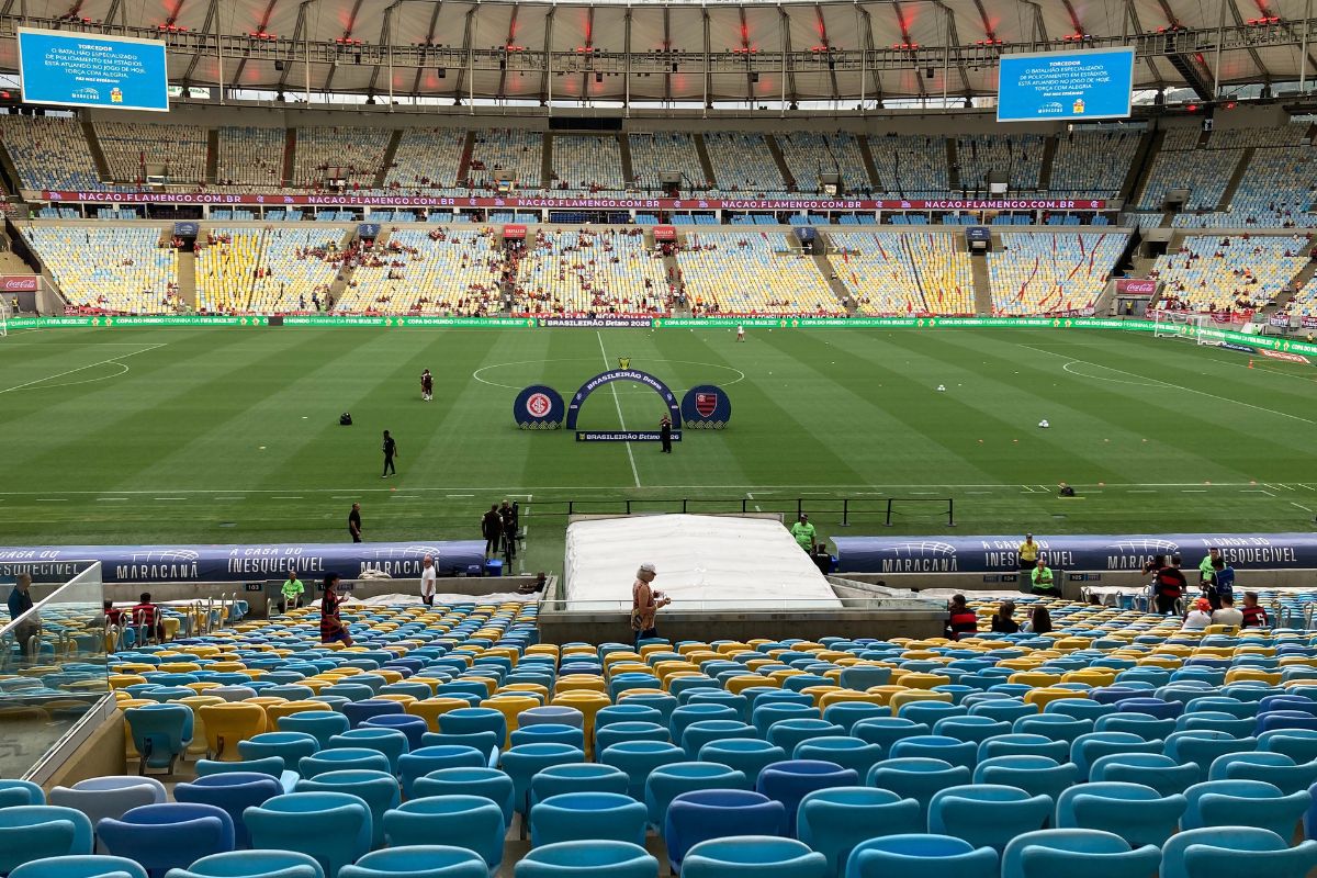 Vista central do setor Maracanã Mais, atrás do túnel dos jogadores, com o gramado do Maracanã preparado antes do jogo do Flamengo