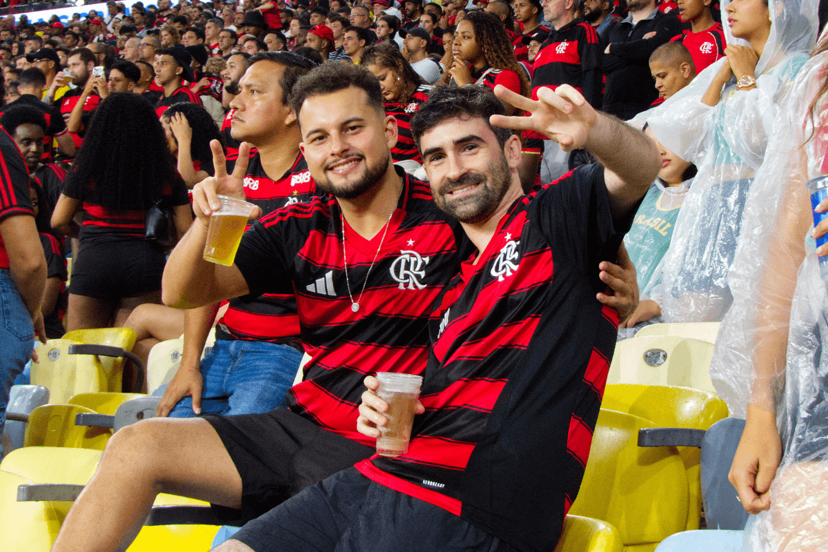 Torcida do Flamengo no Maracanã em dia de jogo