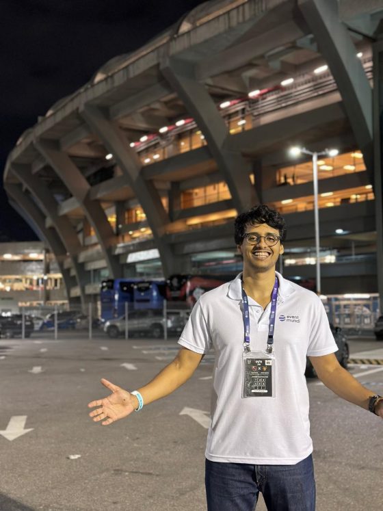 Enzo Marino credenciado em frente ao Maracanã antes de um dia de jogo operado pela Event Mundi