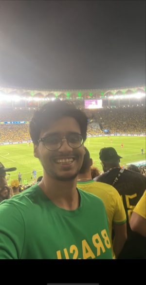 Enzo Marino na arquibancada do Maracanã em jogo noturno da Seleção Brasileira