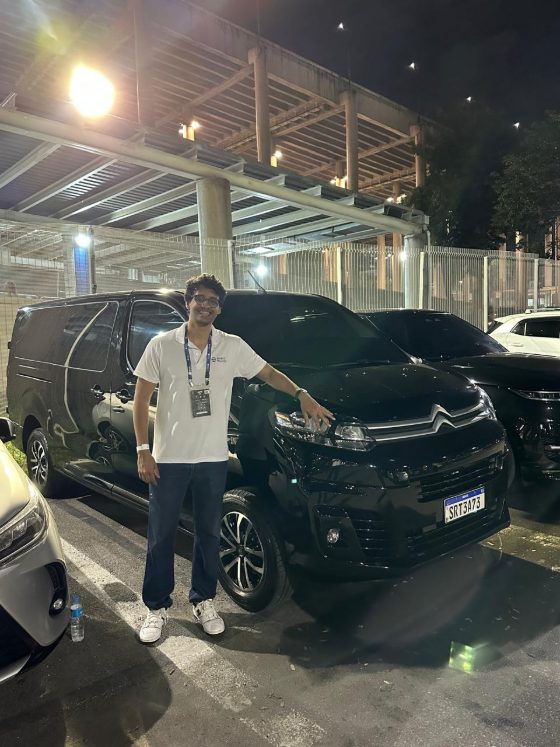 Van de transfer da Event Mundi posicionada no estacionamento do estádio antes do jogo